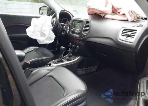 2018 Jeep Compass Latitude 4X4 z USA, uszkodzony, nr VIN 3C4NJDBB1JT434733